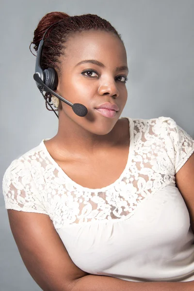 Beautiful young black call center agent talking — Stock Photo, Image