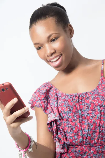Mujer joven sorpresa mientras envía mensajes de texto teléfono — Foto de Stock