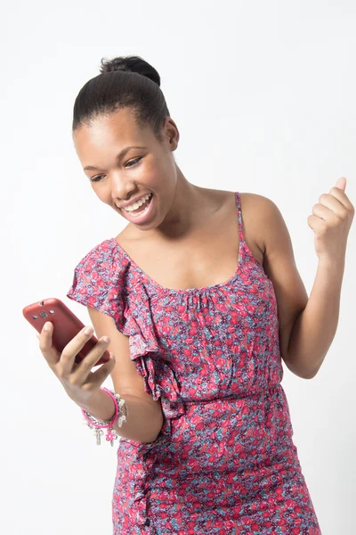 Joven mujer africana emocionada por mensaje de texto — Foto de Stock