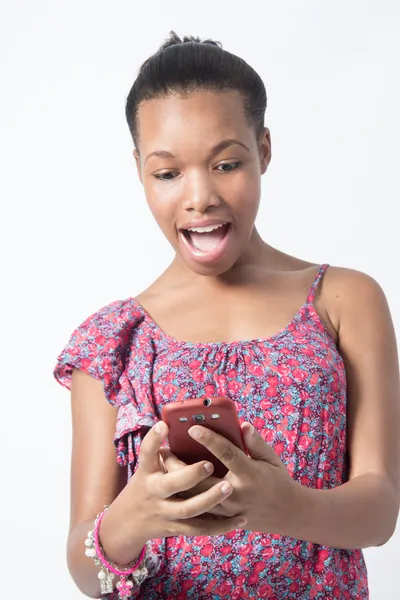 Αφρικανική αμερικανική γυναίκα που είναι ενθουσιασμένοι πέρα από το μήνυμα chat — Φωτογραφία Αρχείου