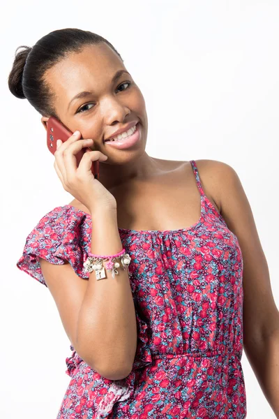 魅力的な若い女性は、電話で話しています。. — ストック写真