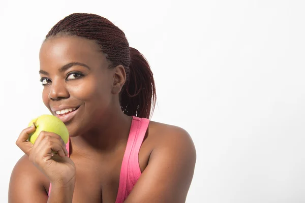 Svart ung kvinna håller ett grönt äpple — Stockfoto