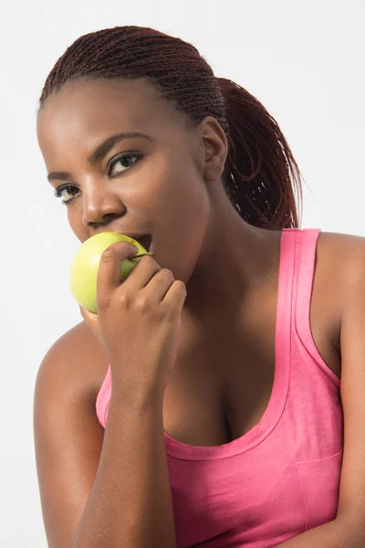 Afro-americana femmina mangiare una mela verde — Foto Stock