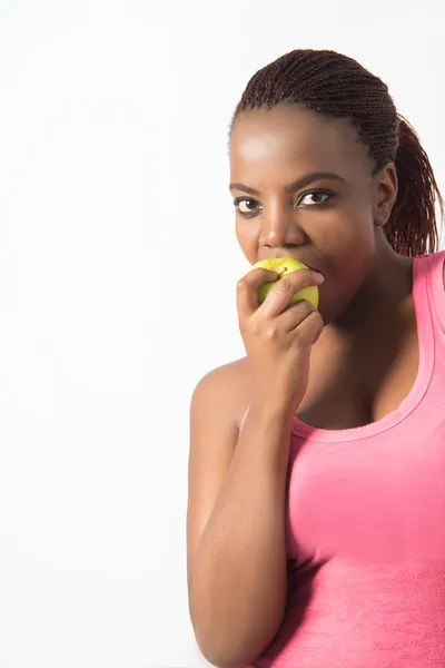 Actieve jonge vrouw haar groene appel eten — Stockfoto
