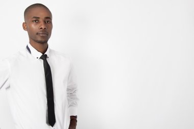 genç siyah iş adamı izole zemin üzerine