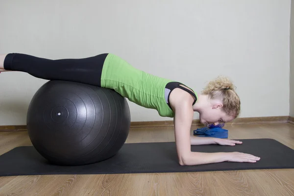 Pilates instruktör använda gym boll för träning — Stockfoto