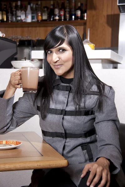 Junge hübsche indische professionelle Kaffee trinken — Stockfoto