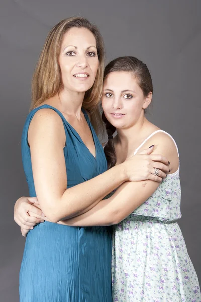 Amar a mamá joven sosteniendo a su hija adolescente —  Fotos de Stock