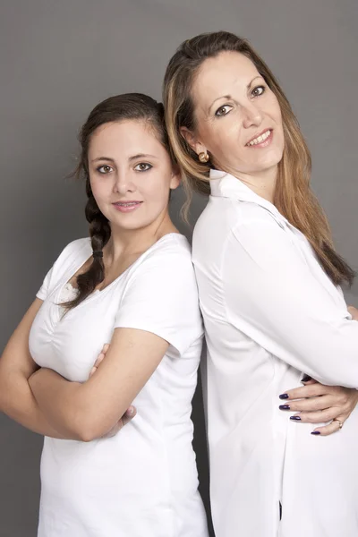 Mãe com a filha de pé de costas para trás — Fotografia de Stock