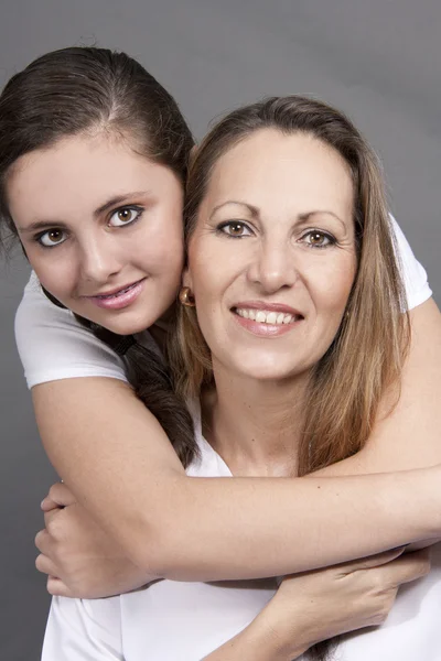 Zbliżenie kochająca mama i córka uśmiechający się — Zdjęcie stockowe