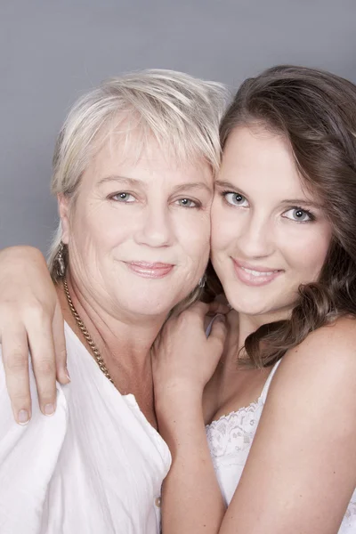 Hija adulta abrazando a mamá muy cerca — Foto de Stock