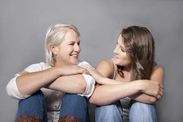 Mère et fille adulte riant et plaisantant — Photo