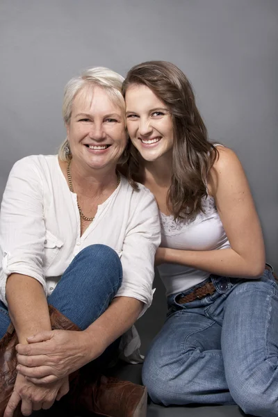 Schattig moeder en volwassen glimlachen, laughting liefdevolle — Stockfoto