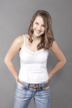 Casual genç kadın modeli Studio gülümseyen