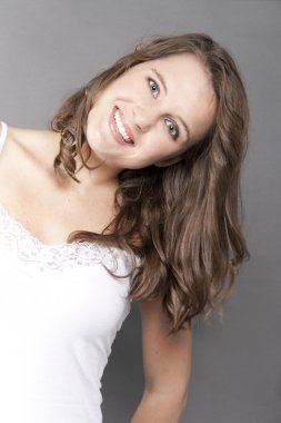 güzel genç oyuncu gülümseyen izole gri modeli