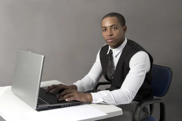 Ofisindeki masanın arkasında siyah adam — Stok fotoğraf
