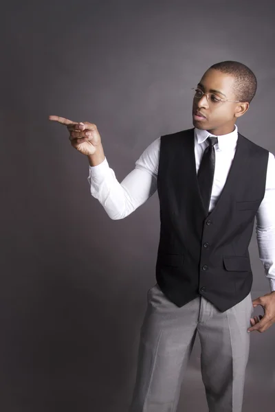 Zwarte zakenman zijn vinger — Stockfoto
