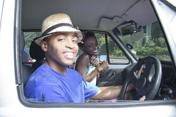 Afrikaanse Amerikaanse echtpaar een grapje, lachen in auto — Stockfoto