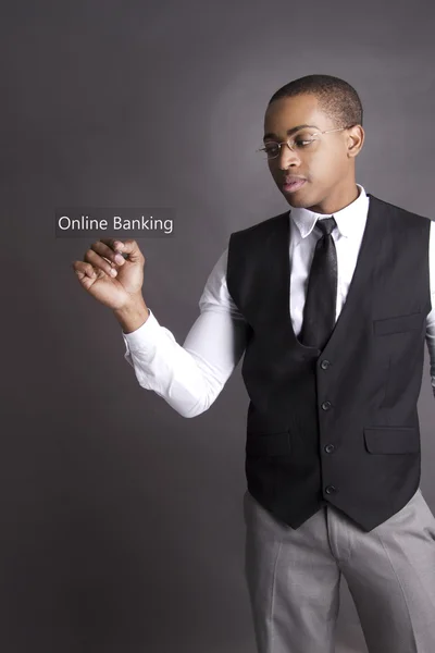 年轻的黑人小伙写网上银行 — 图库照片