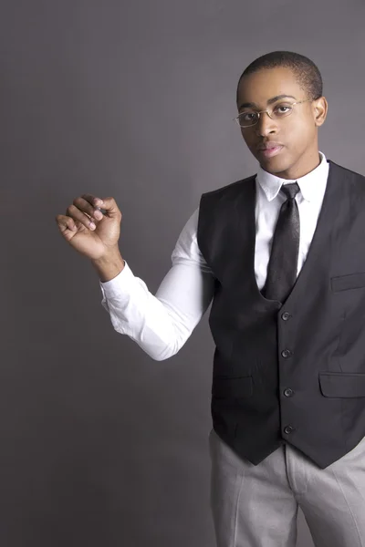 Joven hombre negro escribiendo en la pared — Foto de Stock