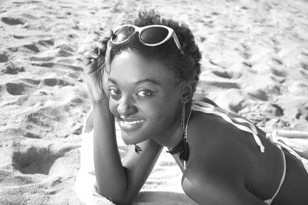 Linda mulher negra relaxante na praia — Fotografia de Stock