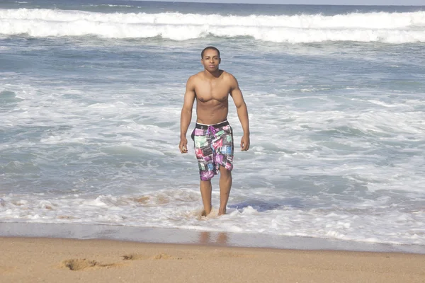 Hombre negro en la playa con traje de baño — Foto de Stock