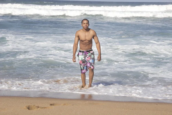 Sexy hombre negro en la playa caminando —  Fotos de Stock