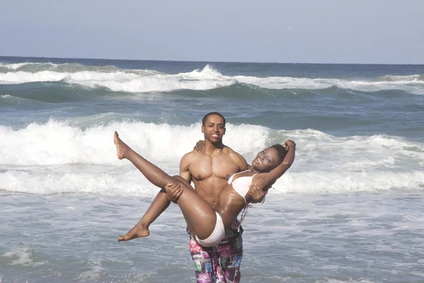 Jovem mulher negra em seus braços namorados — Fotografia de Stock