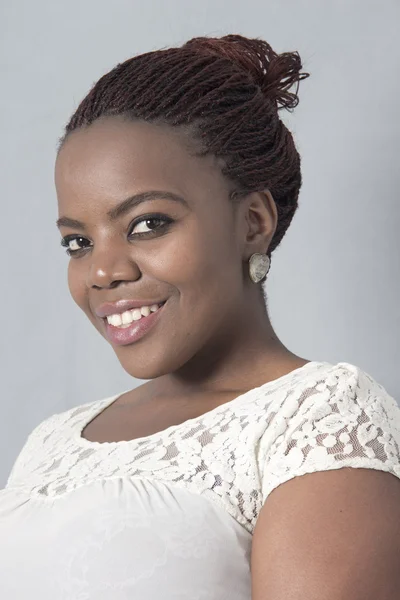 Jovem mulher negra Sorriso relaxado no trabalho — Fotografia de Stock