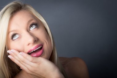 seksi genç kadın yüzü, sürpriz holding