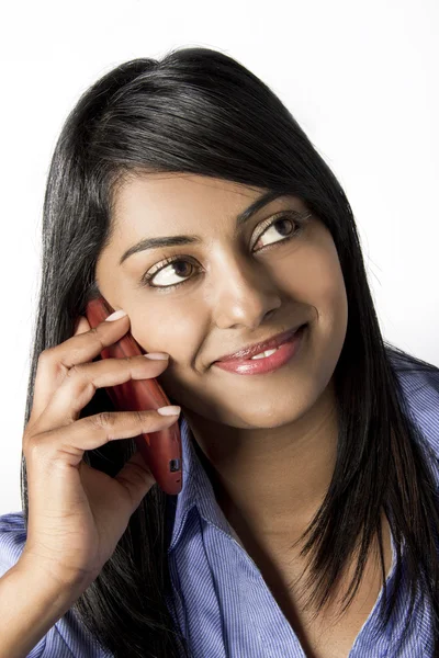 Fiatal indiai nő, ő cellphone beszél — Stock Fotó