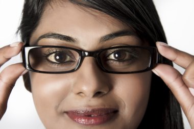 model çerçeveli gözlüğü olan kahverengi gözlü