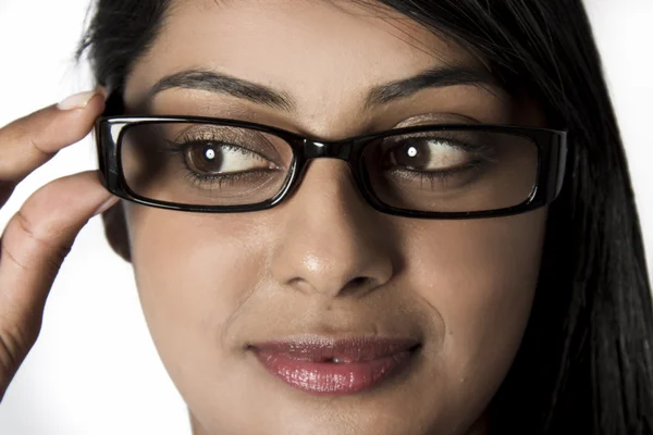 Mulher olhando para baixo segurando seus óculos emoldurados — Fotografia de Stock