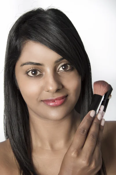 Mladá atraktivní žena drží make-up štětce — Stock fotografie