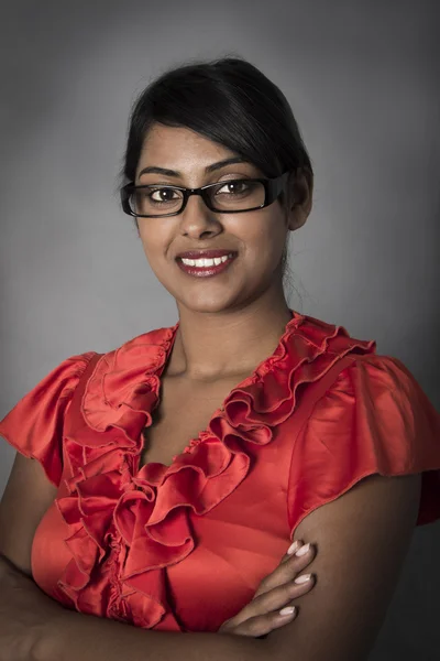 Jeune femme pliant les bras portant des lunettes encadrées — Photo