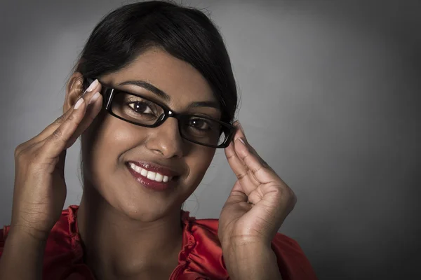 Splendida donna indiana che tiene gli occhiali incorniciati con le dita — Foto Stock