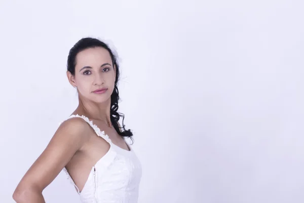 Bela noiva morena em seu vestido de casamento — Fotografia de Stock