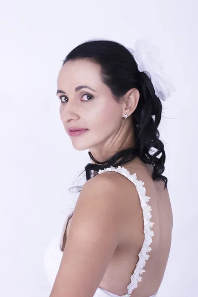 Noivas bonitas usam vestido de casamento floral branco — Fotografia de Stock