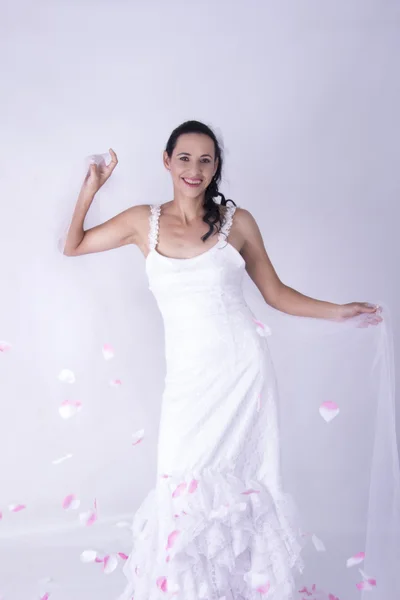 Взволнованная красавица-невеста держит белую вуаль — стоковое фото