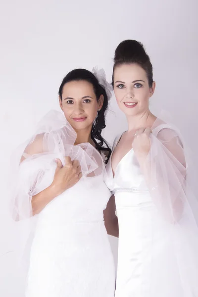 Lindo noivas usar vestidos de casamento branco sorrindo — Fotografia de Stock
