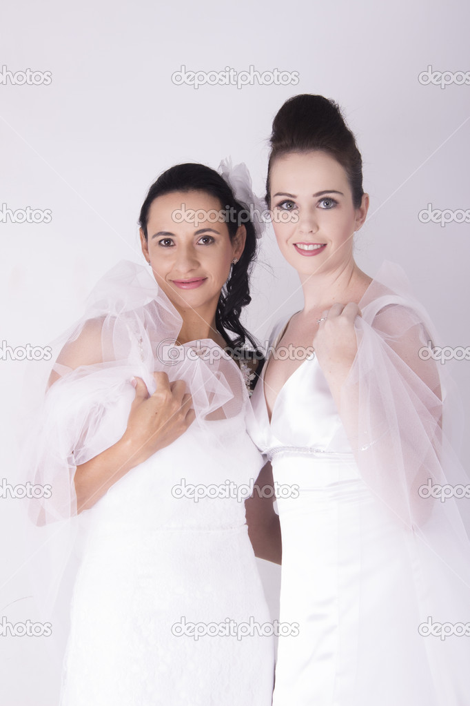 hermosas novias vestir vestidos de novia blanco sonriendo — foto de