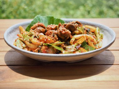 Kore yemeği, Whelk ve sebze karışımı.