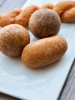 Asya yemekleri glutinous pirinç çörekleri ve bükülmüş ekmek çubuğu.