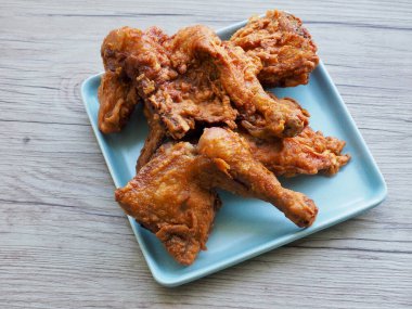 Porselen kasede kızarmış tavuk.