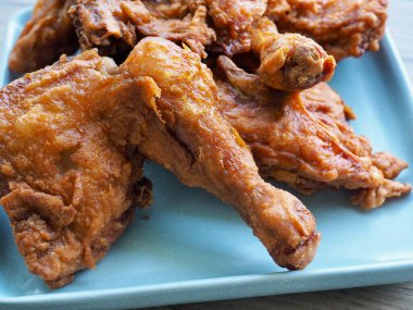 Porselen kasede kızarmış tavuk.