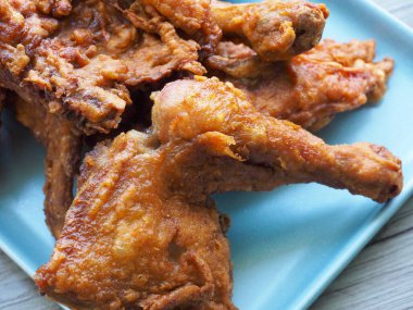 Porselen kasede kızarmış tavuk.