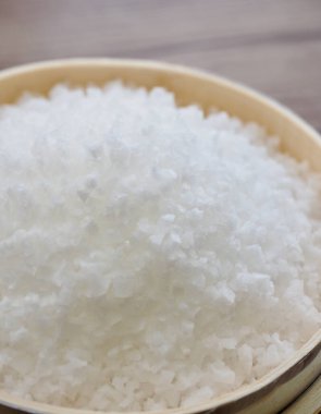 Bambu fıçılarındaki organik deniz tuzu.