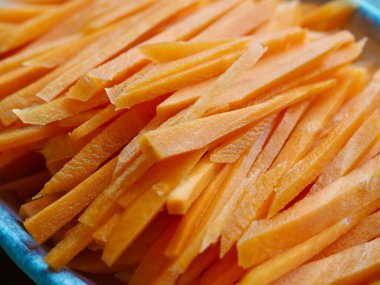 İyi doğranmış taze sebze havucu.