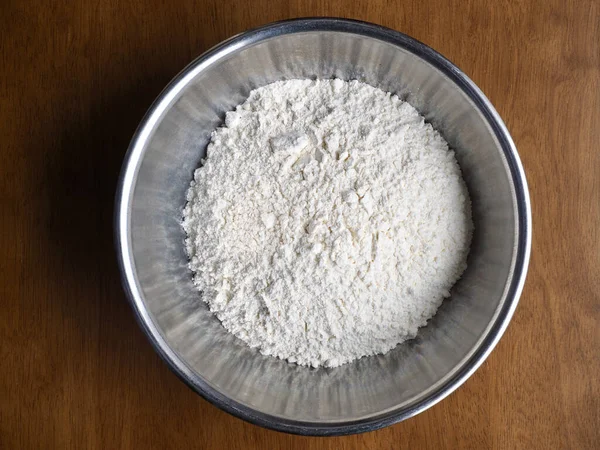 ステンレス製のボウルに白い小麦粉 — ストック写真