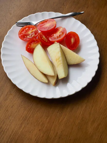 Frische Bio Obstäpfel Und Kirschtomaten — Stockfoto